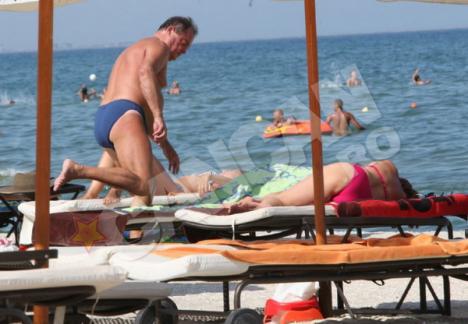 Paparazzi l-au prins pe Vasile Blaga la plajă (FOTO)